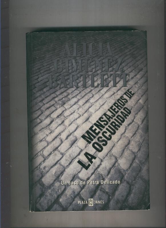 Mensajeros de la oscuridad (Un caso de Petra Delicado - 3) ·  Giménez-Bartlett, Alicia: Booket -978-84-233-4210-5 - Libros Polifemo
